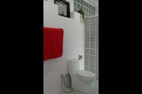 12-200-studio apartment- toilette avec douchette